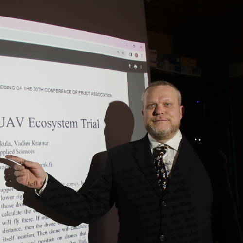 Kristian esittelee tutkimustuloksiaan